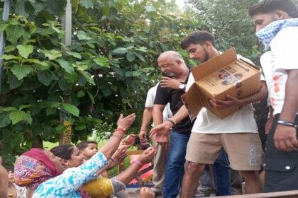 बाढ़ प्रभावितों की मदद को जुटे संघ के स्वयंसेवक