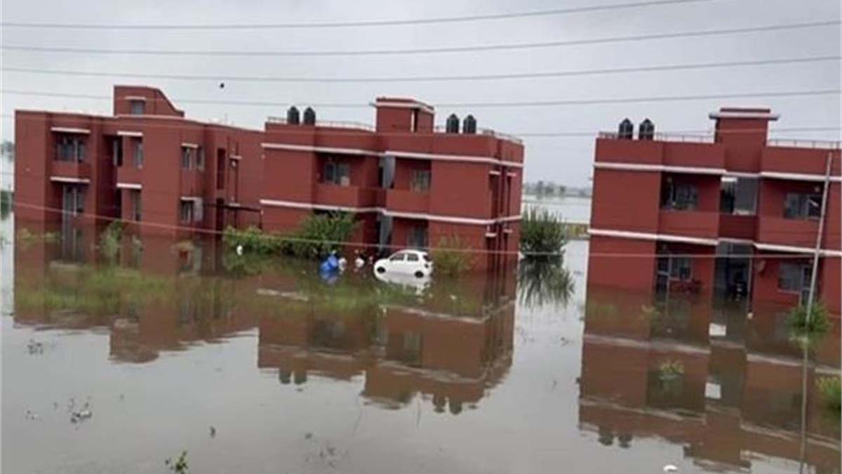 Punjab Flood Alert: पंजाब के इस स्कूल में भरा पानी, 400 बच्चे और शिक्षक फंसे, बचाव कार्य जारी