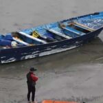 यात्रियों से भरी नाव गंगा में पलटी