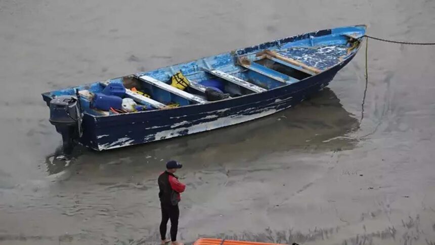 यात्रियों से भरी नाव गंगा में पलटी