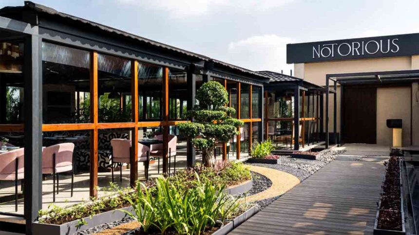 इमारत के टाप फ्लोर पर अवैध रूप से बनाए गए केबिन