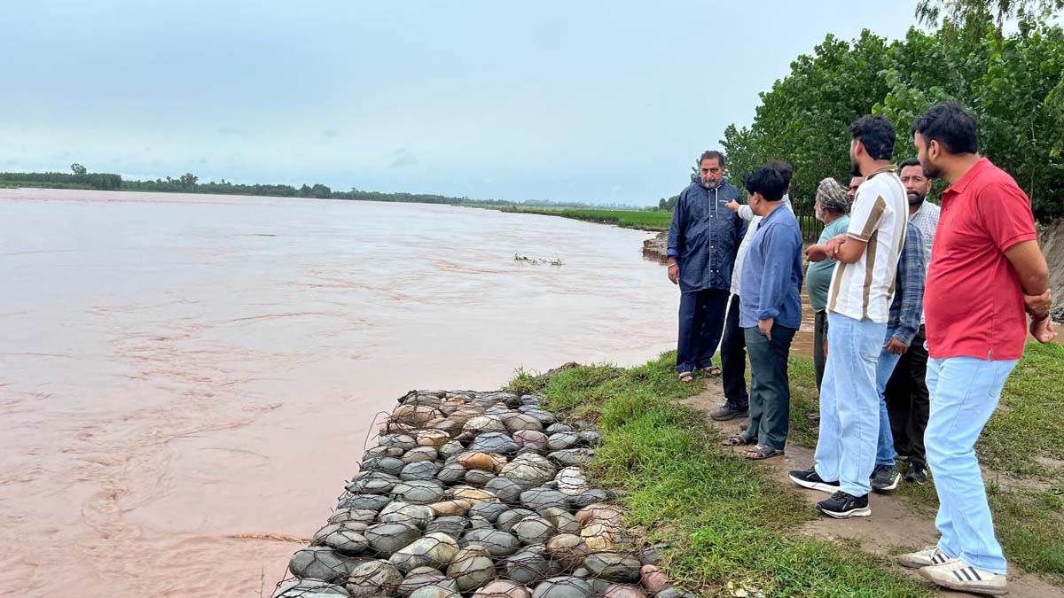 सतलुज दरिया से लगते बाढ़ संभावित क्षेत्रों पर जालंधर प्रशासन की कड़ी नज़र
