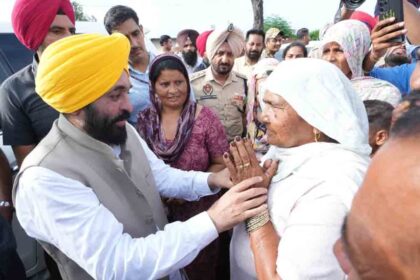 मुख्यमंत्री भगवंत मान ने फिरोज़पुर के बाढ़ प्रभावित क्षेत्रों का दौरा किया, केंद्र सरकार से मुआवज़ा बढ़ाने की मांग की