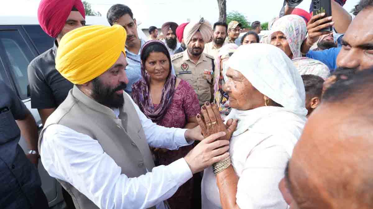 मुख्यमंत्री भगवंत मान ने फिरोज़पुर के बाढ़ प्रभावित क्षेत्रों का दौरा किया, केंद्र सरकार से मुआवज़ा बढ़ाने की मांग की