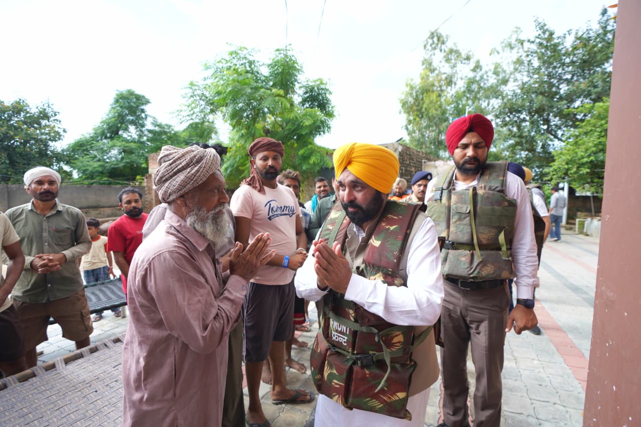 मुख्यमंत्री भगवंत मान ने फिरोज़पुर के बाढ़ प्रभावित क्षेत्रों का दौरा किया, केंद्र सरकार से मुआवज़ा बढ़ाने की मांग की