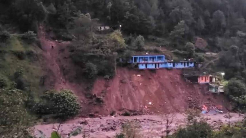 बादल फटने से उत्तराखंड में फिर मची तबाही, कई लोग लापता, बचाव कार्य जारी