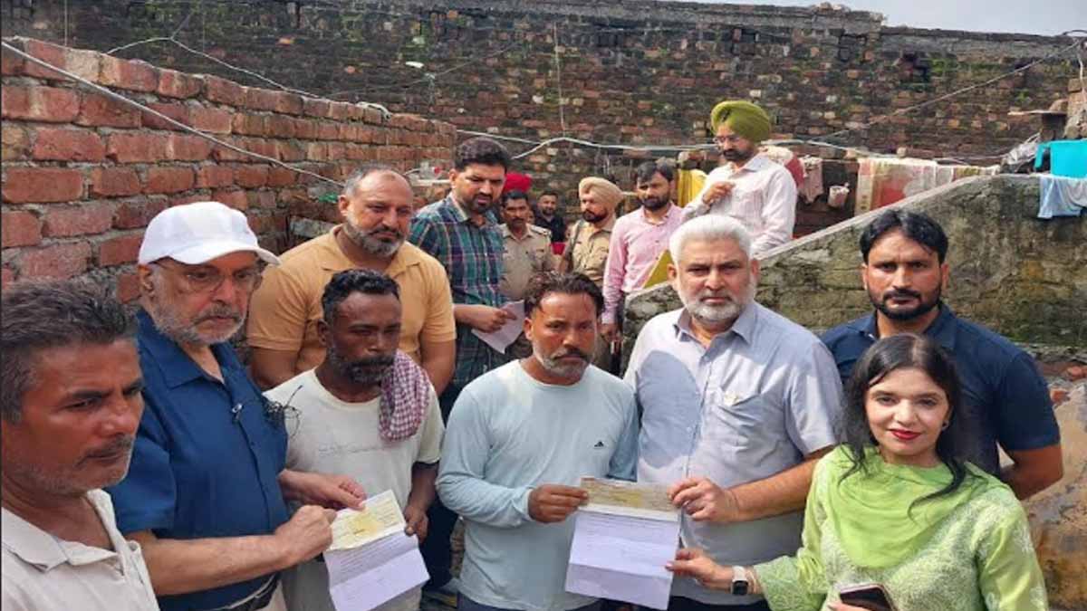 Punjab Flood: सरकार की कोशिशों से फिर पटरी पर आ रही बाढ़ पीड़ितों की ज़िंदगी