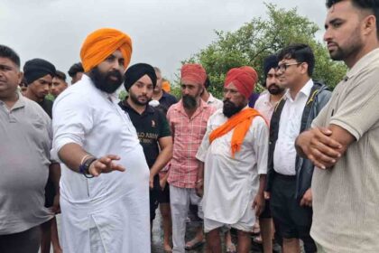 हरजोत बैंस ने बरसते बारिश में प्रभावित लोगों तक पहुंचकर प्रबंधों का लिया जायज़ा