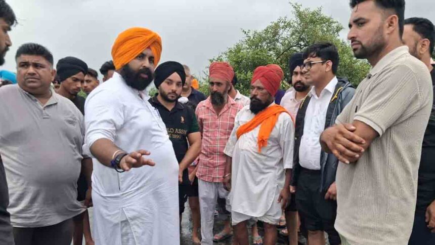 हरजोत बैंस ने बरसते बारिश में प्रभावित लोगों तक पहुंचकर प्रबंधों का लिया जायज़ा