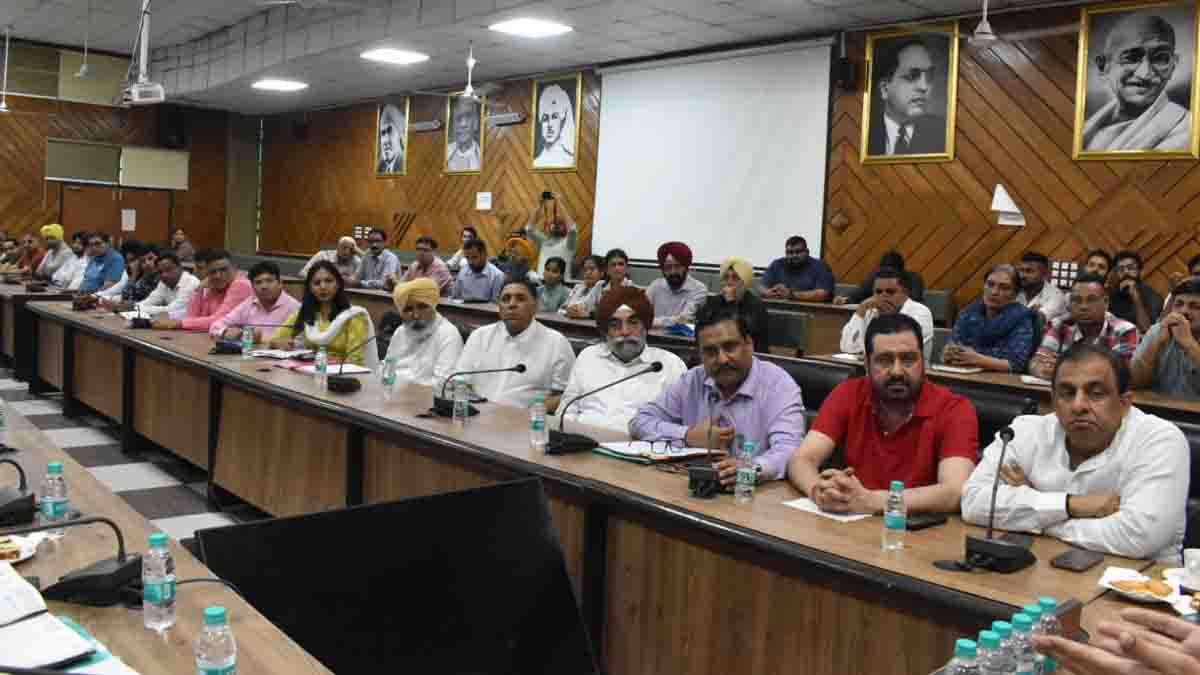  स्वास्थ्य मंत्री ने जालंधर में पानी और मच्छरों से होने वाली बीमारियों के खिलाफ व्यापक अभियान चलाने के दिए निर्देश