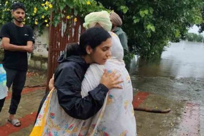 कौन हैं IAS साक्षी साहनी, बाढ़ प्रभावित गांवों में पहुंच कर किया ऐसा काम, ग्रामीणों ने DC को लगा लिया गले