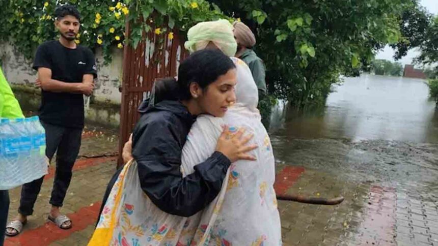 कौन हैं IAS साक्षी साहनी, बाढ़ प्रभावित गांवों में पहुंच कर किया ऐसा काम, ग्रामीणों ने DC को लगा लिया गले