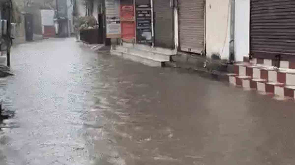 जालंधर के कई गांवों में आई बाढ़, फैक्ट्री में फंसे 8 मुलाजिम रेस्क्यू किए गए, भारी बारिश का अलर्ट