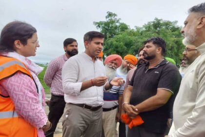 भारी बारिश के मद्देनजर जालंधर के DC और पुलिस कमिश्नर ने हाईवे पुलों का किया निरीक्षण