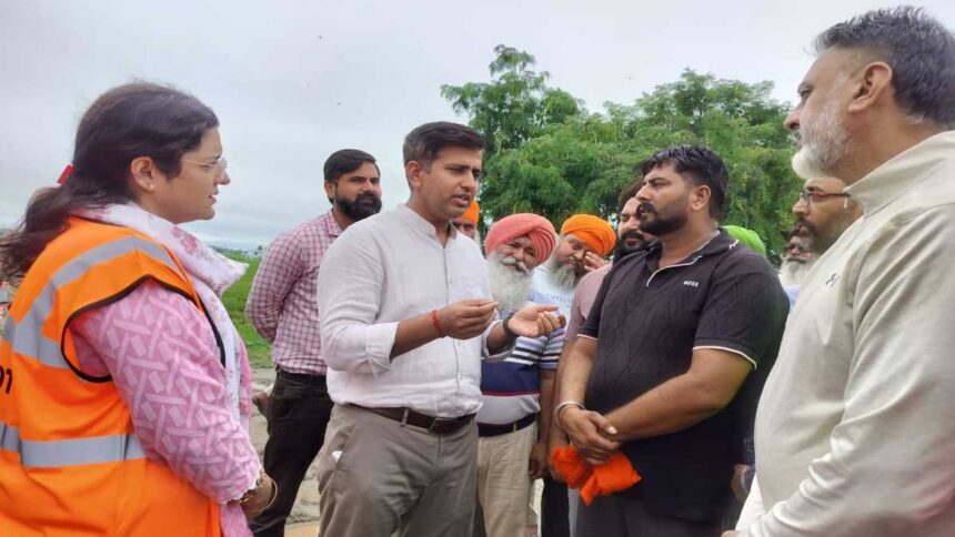 भारी बारिश के मद्देनजर जालंधर के DC और पुलिस कमिश्नर ने हाईवे पुलों का किया निरीक्षण