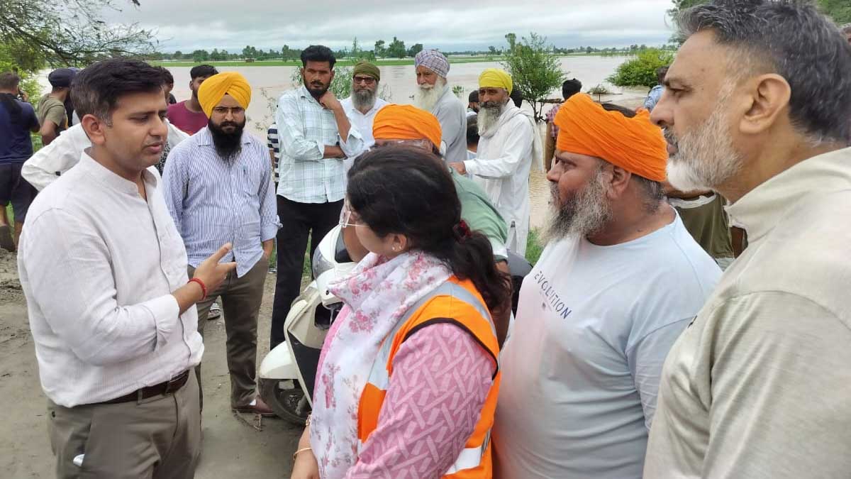 भारी बारिश के मद्देनजर जालंधर के DC और पुलिस कमिश्नर ने हाईवे पुलों का किया निरीक्षण