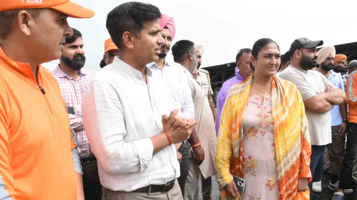 जालंधर के कई गांवों में आई बाढ़, फैक्ट्री में फंसे 8 मुलाजिम रेस्क्यू किए गए, भारी बारिश का अलर्ट