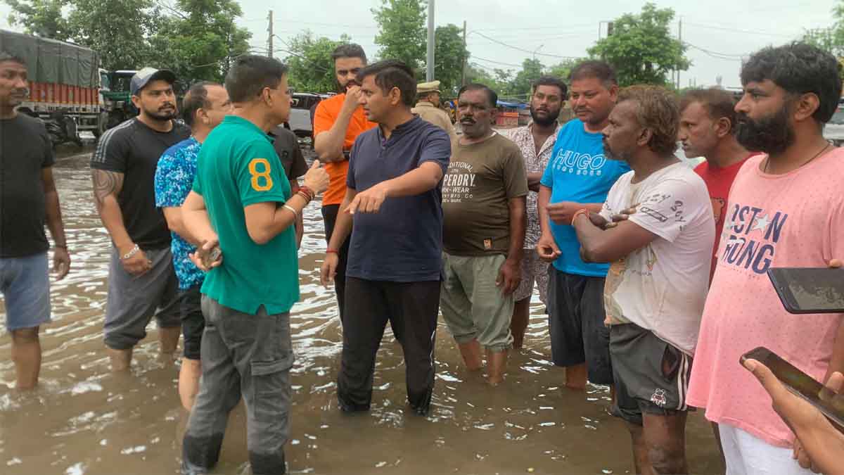 जालंधर के डीसी डा. हिमांशु अग्रवाल सड़क पर उतरे