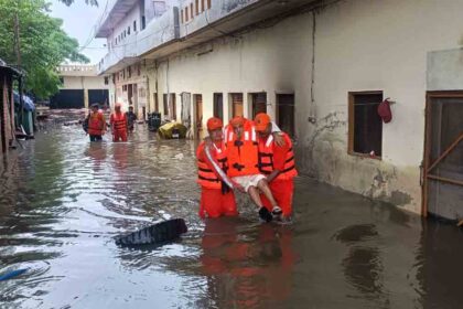 जालंधर के कई गांवों में आई बाढ़, फैक्ट्री में फंसे 8 मुलाजिम रेस्क्यू किए गए, भारी बारिश का अलर्ट