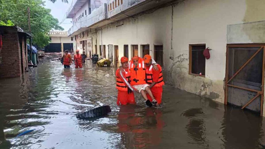 जालंधर के कई गांवों में आई बाढ़, फैक्ट्री में फंसे 8 मुलाजिम रेस्क्यू किए गए, भारी बारिश का अलर्ट