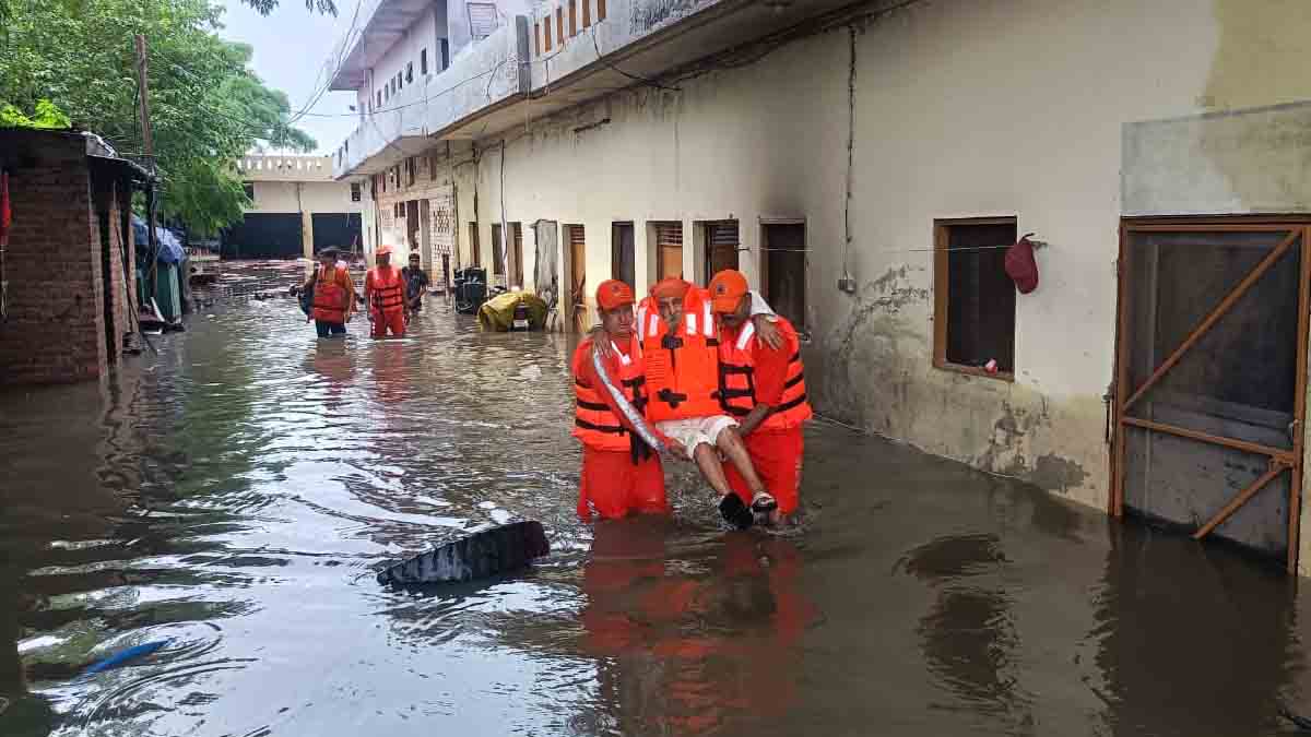 जालंधर के कई गांवों में आई बाढ़, फैक्ट्री में फंसे 8 मुलाजिम रेस्क्यू किए गए, भारी बारिश का अलर्ट