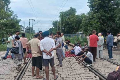 Jalandhar News: जालंधर में रेलवे ट्रेक पर धरना, नगर निगम से नाराजगी, लोग रेलवे लाइन पर बैठे