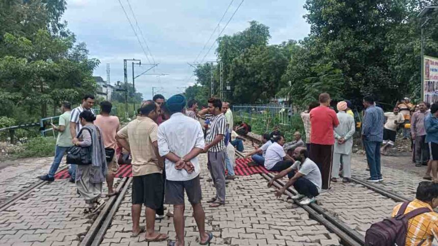 Jalandhar News: जालंधर में रेलवे ट्रेक पर धरना, नगर निगम से नाराजगी, लोग रेलवे लाइन पर बैठे