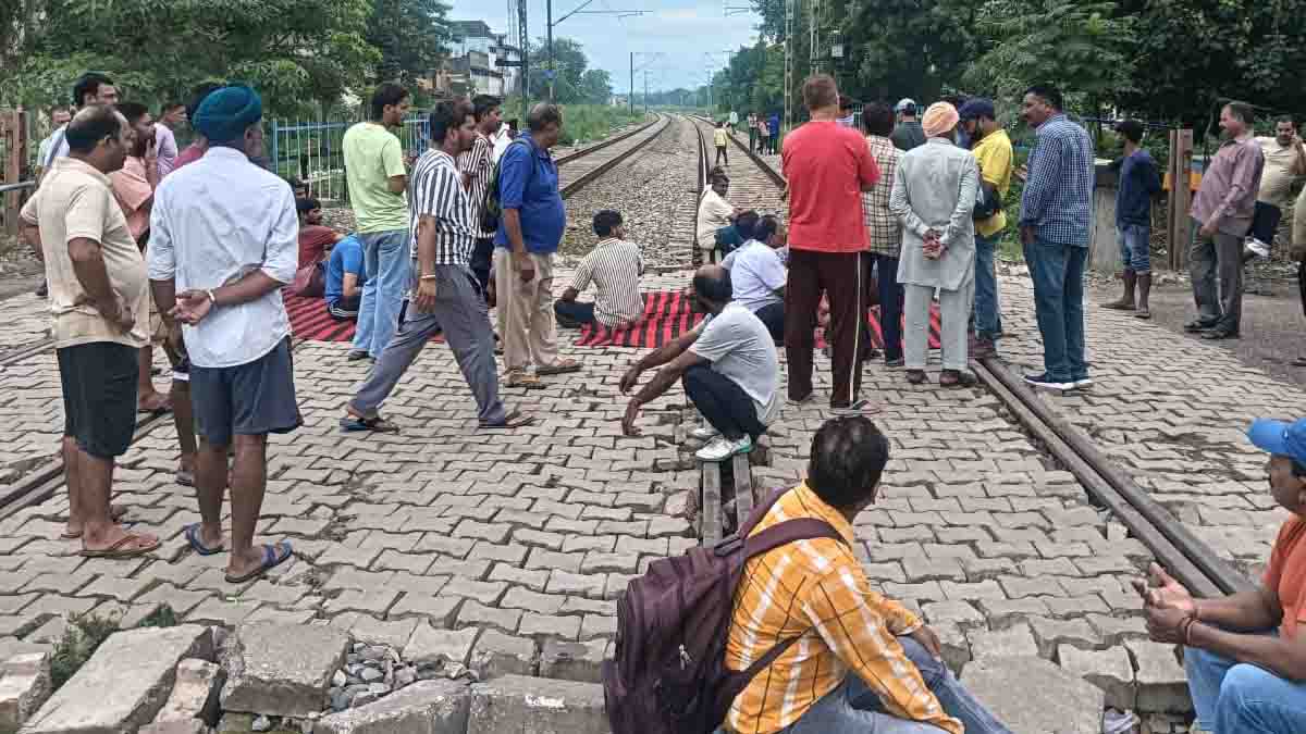 Jalandhar News: जालंधर में रेलवे ट्रेक पर धरना, नगर निगम से नाराजगी, लोग रेलवे लाइन पर बैठे
