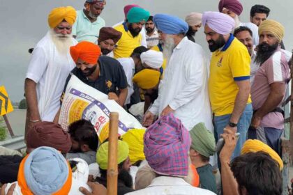 लालजीत भुल्लर ने हरिके पत्तन के बाढ़ प्रभावित क्षेत्र और जल्लोके के बाढ़ पीड़ित परिवारों को राहत सामग्री वितरित की