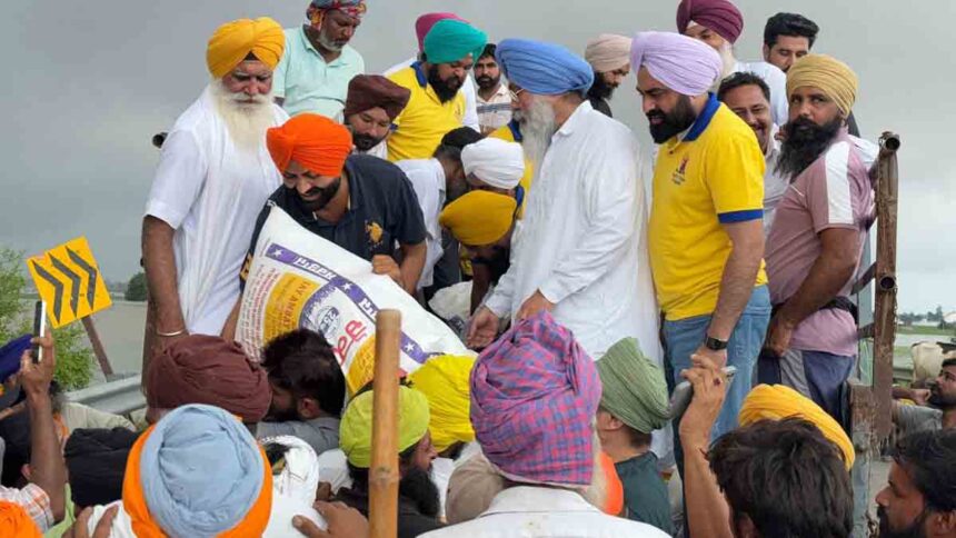 लालजीत भुल्लर ने हरिके पत्तन के बाढ़ प्रभावित क्षेत्र और जल्लोके के बाढ़ पीड़ित परिवारों को राहत सामग्री वितरित की