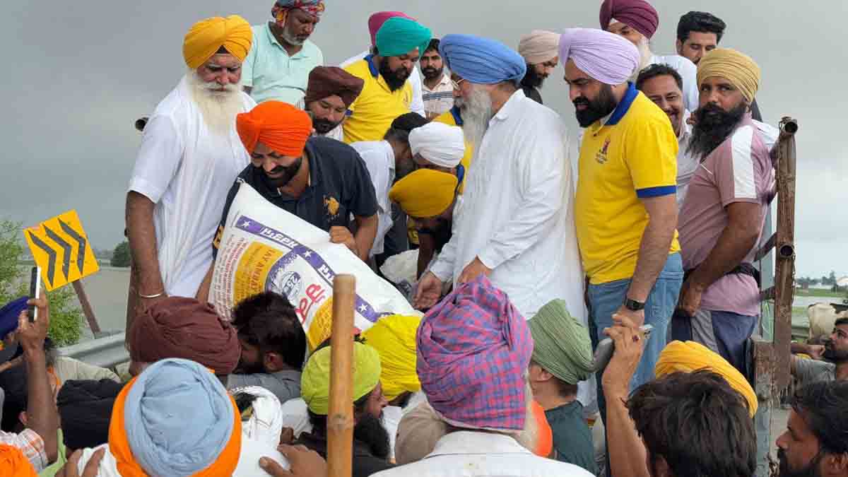 लालजीत भुल्लर ने हरिके पत्तन के बाढ़ प्रभावित क्षेत्र और जल्लोके के बाढ़ पीड़ित परिवारों को राहत सामग्री वितरित की