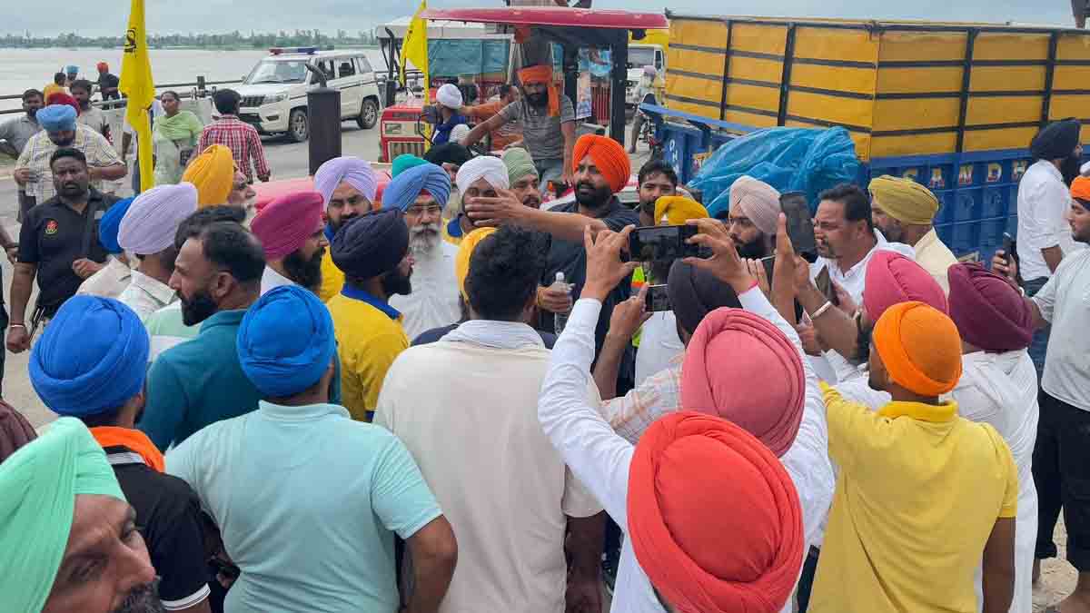 लालजीत भुल्लर ने हरिके पत्तन के बाढ़ प्रभावित क्षेत्र और जल्लोके के बाढ़ पीड़ित परिवारों को राहत सामग्री वितरित की