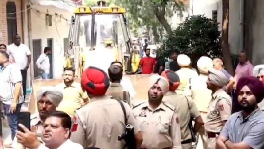 जालंधर में नगर निगम की बड़ी कार्रवाई, नशा तस्कर के घर पर चलाया बुलडोजर