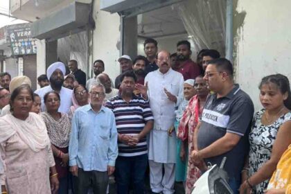 मोहिंदर भगत ने जालंधर वेस्ट के वार्ड 53 और 54 में बारिश से प्रभावित घरों का किया निरीक्षण