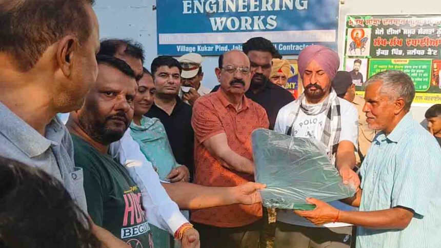 कैबिनेट मंत्री मोहिंदर भगत ने कुक्कड़ गांव में बरसाती पानी से प्रभावित परिवारों को राहत सामग्री बांटी