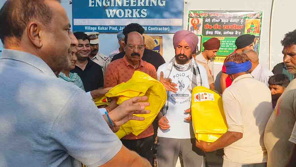 कैबिनेट मंत्री मोहिंदर भगत ने कुक्कड़ गांव में बरसाती पानी से प्रभावित परिवारों को राहत सामग्री बांटी