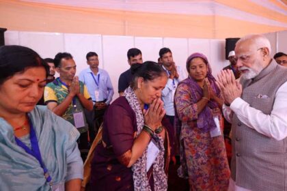 पीएम मोदी पहुंचे उत्तराखंड, आपदा प्रभावित लोगों से की मुलाकात, 1200 करोड़ रुपए वित्तीय सहायता का किया ऐलान