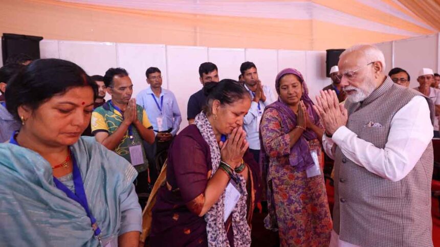 पीएम मोदी पहुंचे उत्तराखंड, आपदा प्रभावित लोगों से की मुलाकात, 1200 करोड़ रुपए वित्तीय सहायता का किया ऐलान