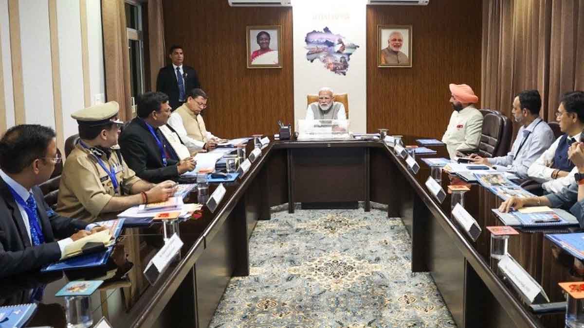 पीएम मोदी पहुंचे उत्तराखंड, आपदा प्रभावित लोगों से की मुलाकात, 1200 करोड़ रुपए वित्तीय सहायता का किया ऐलान