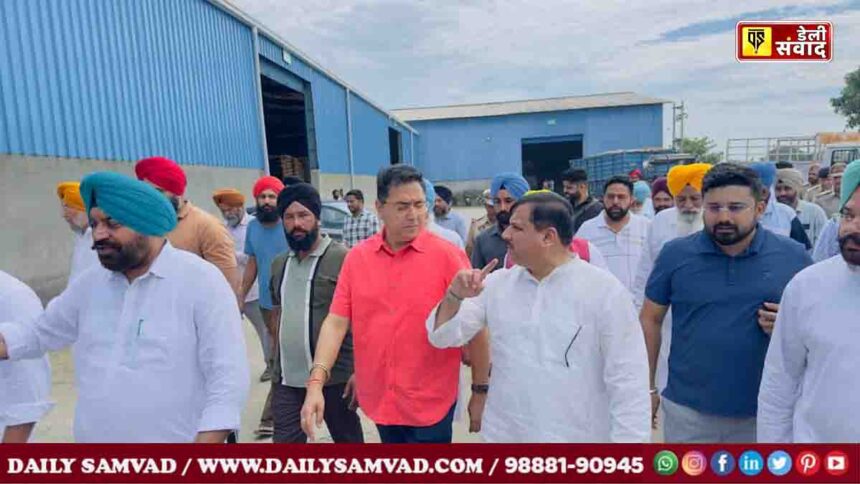 सांसद संजय सिंह और कैबिनेट मंत्रियों ने डेरा बाबा नानक में बाढ़ प्रभावित लोगों का हाथ थामा