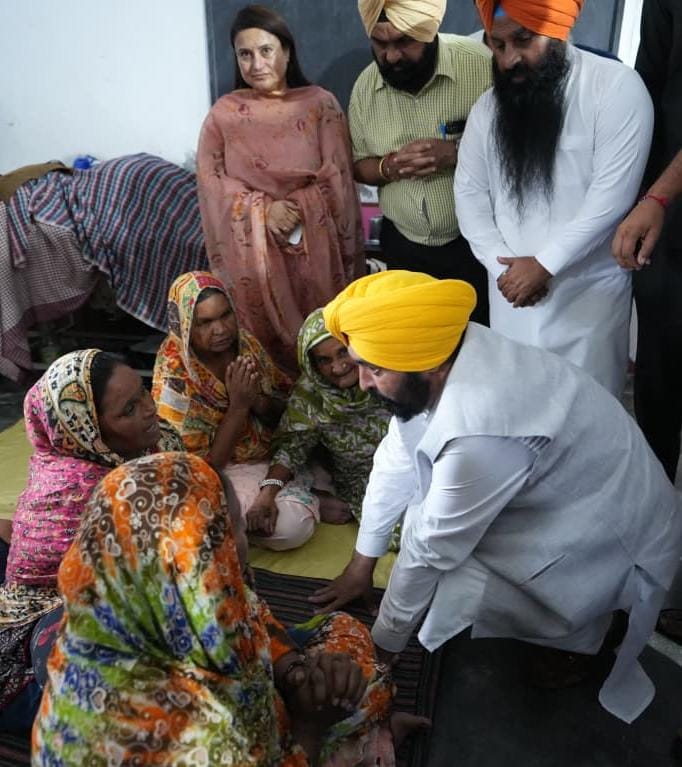 सीएम भगवंत मान ने होशियारपुर जिले के बाढ़ प्रभावित क्षेत्रों में राहत और बचाव कार्यों का लिया जायजा