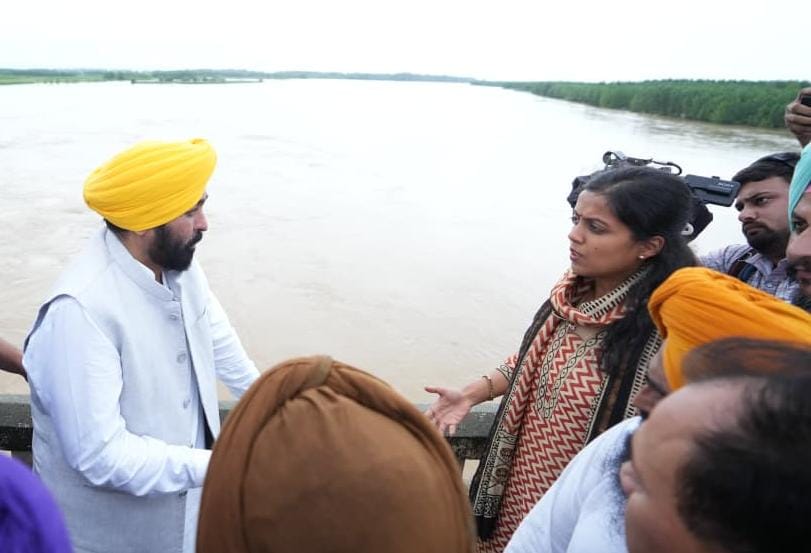 सीएम भगवंत मान ने होशियारपुर जिले के बाढ़ प्रभावित क्षेत्रों में राहत और बचाव कार्यों का लिया जायजा