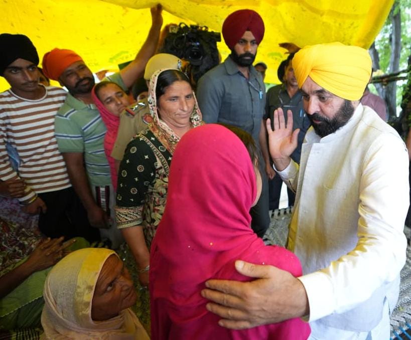 सीएम भगवंत मान ने होशियारपुर जिले के बाढ़ प्रभावित क्षेत्रों में राहत और बचाव कार्यों का लिया जायजा