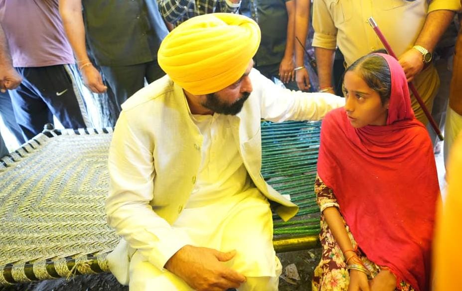 सीएम भगवंत मान ने होशियारपुर जिले के बाढ़ प्रभावित क्षेत्रों में राहत और बचाव कार्यों का लिया जायजा