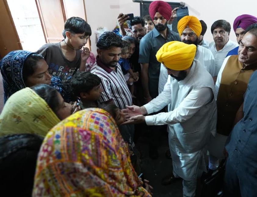 सीएम भगवंत मान ने होशियारपुर जिले के बाढ़ प्रभावित क्षेत्रों में राहत और बचाव कार्यों का लिया जायजा