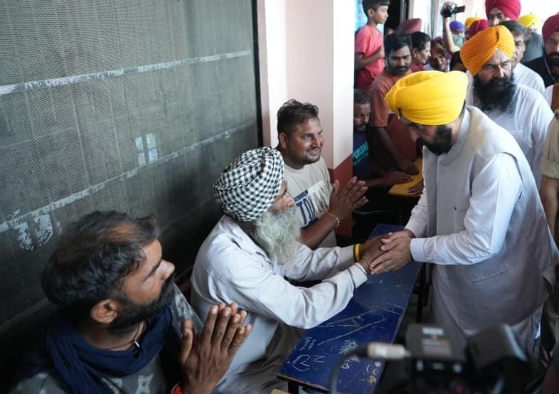 सीएम भगवंत मान ने होशियारपुर जिले के बाढ़ प्रभावित क्षेत्रों में राहत और बचाव कार्यों का लिया जायजा