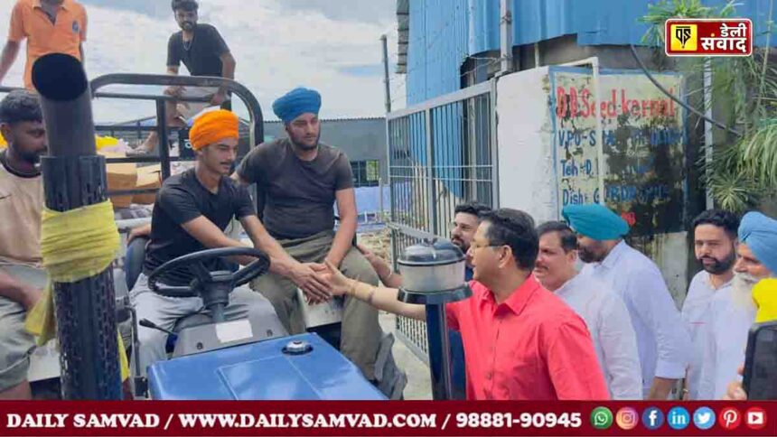 सांसद संजय सिंह और कैबिनेट मंत्रियों ने डेरा बाबा नानक में बाढ़ प्रभावित लोगों का हाथ थामा