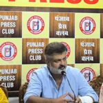 प्रेस क्लब में प्रेस कांफ्रेंस करते राजन सिद्धू व उनका परिवार