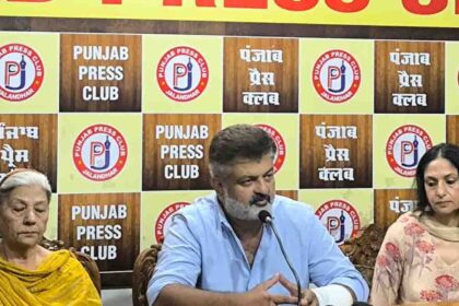 प्रेस क्लब में प्रेस कांफ्रेंस करते राजन सिद्धू व उनका परिवार
