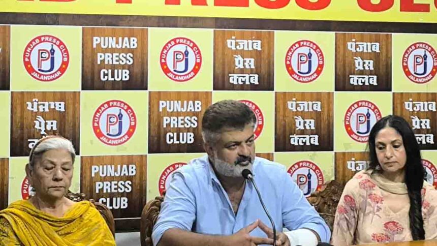 प्रेस क्लब में प्रेस कांफ्रेंस करते राजन सिद्धू व उनका परिवार
